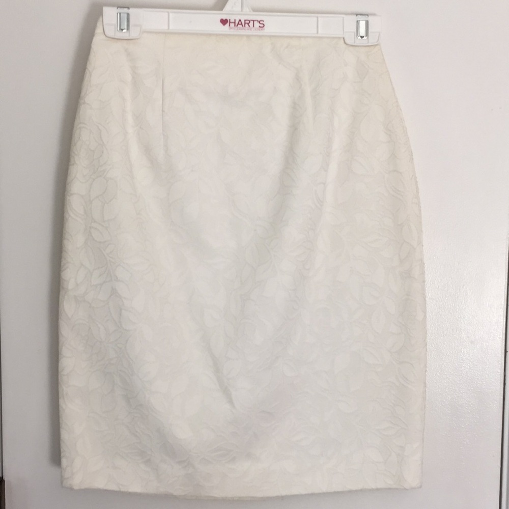 ANN TAYLOR WHITE A-LINED SKIRT
